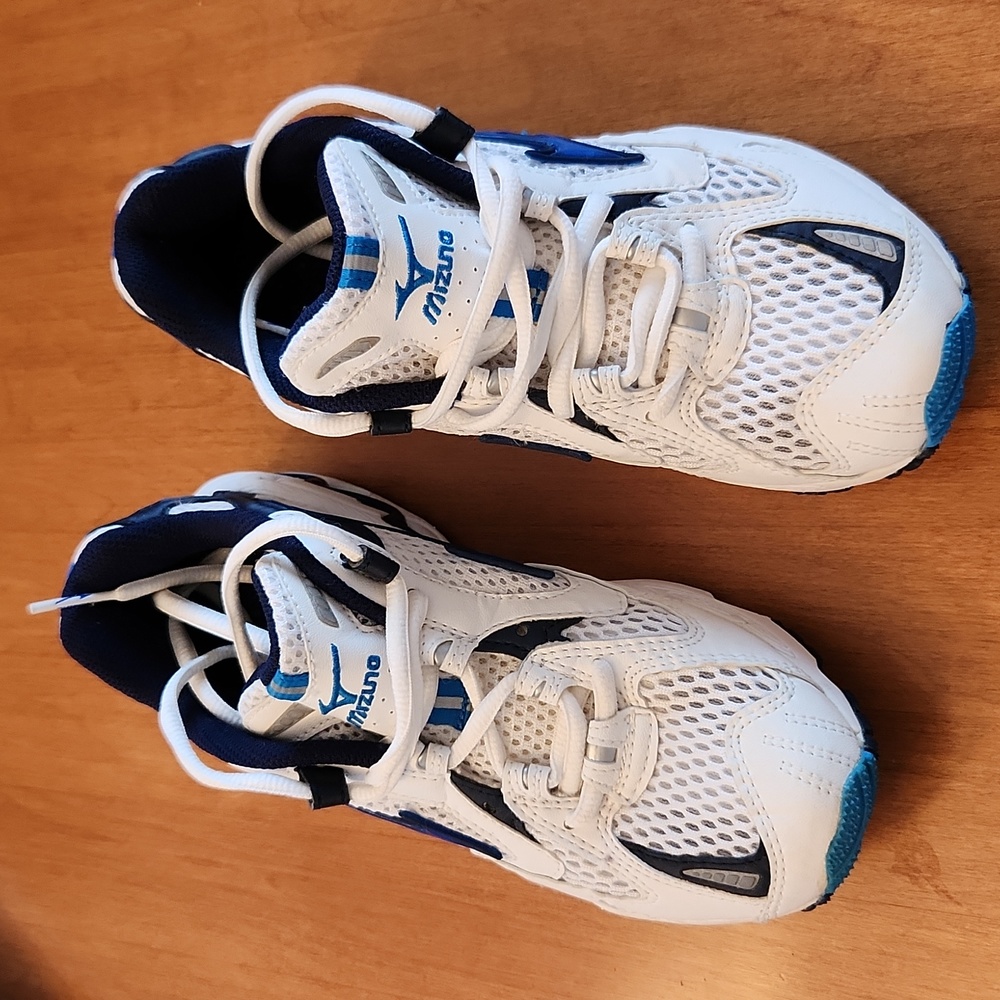 NWOT, Mizuno X10, ladies running shoes, size US 6